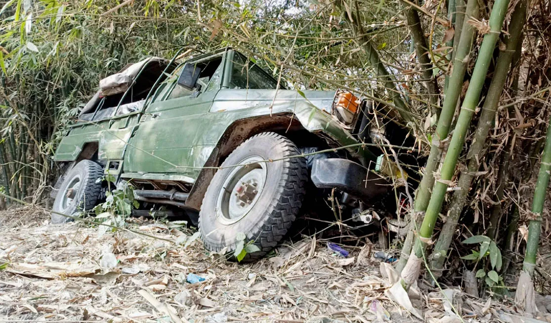 সেনাবাহিনীর টহল গাড়ি খাদে পড়ে আহত ৪ সেনাসদস্য 